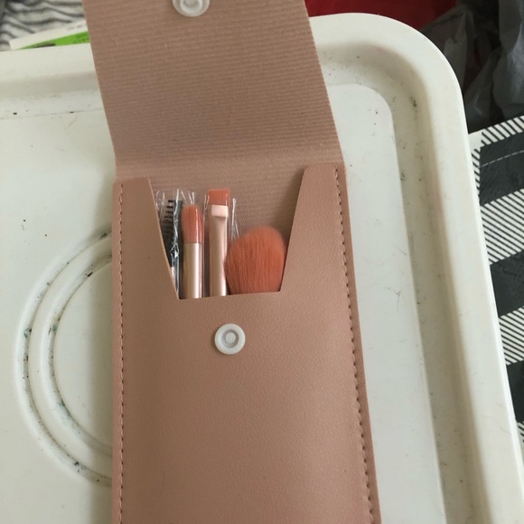8 piece travel makeup brush set with pouch - Picture 2 of 3